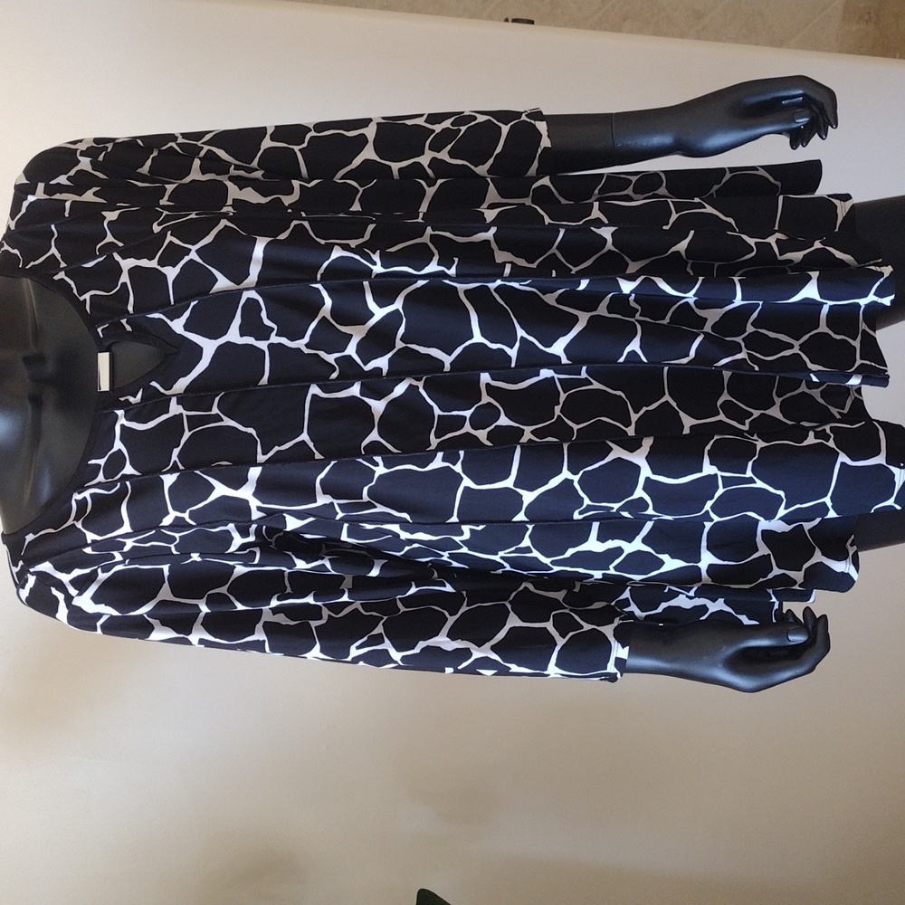 Cocomo Tunic Woman's 1Xb Black & White Animal Print 3/4‎ Sleeves Relaxed Fit